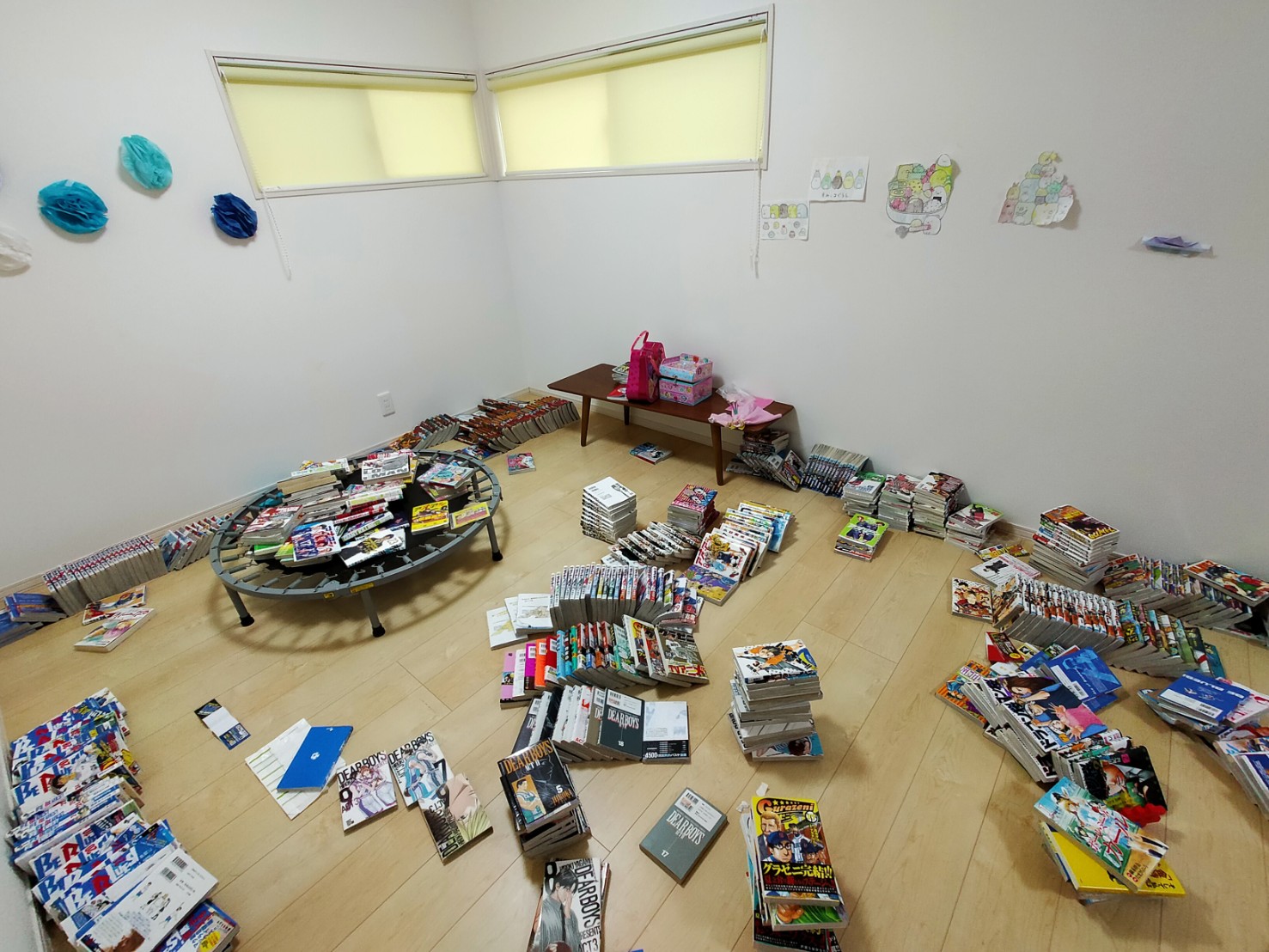 おもちゃが床いっぱいに散らかった、昔の子ども部屋
